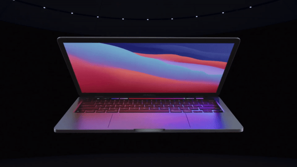 Imagem de um MacBook Pro com a tela ligeiramente abaixada