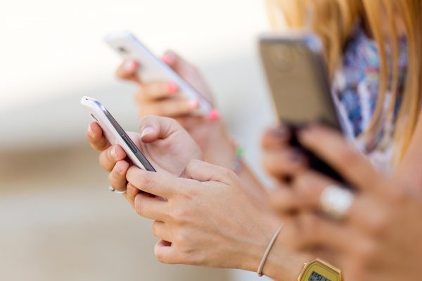 Mãos segurando smartphones