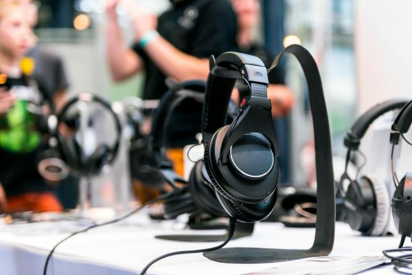 Escolha um headset confortável e com boa qualidade de som, ideal para os gamers que querem uma boa imersão nos jogos.Escolha um headset confortável e com boa qualidade de som, ideal para os gamers que querem uma boa imersão nos jogos.