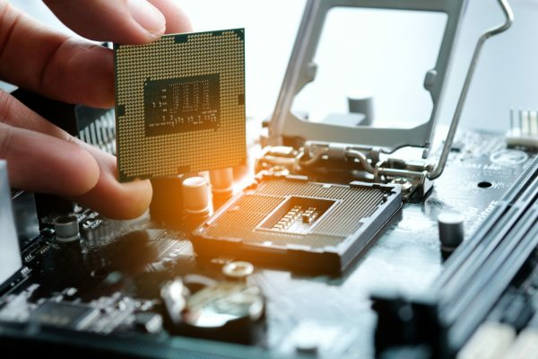 Escolha o processador ideal para suas necessidades entre AMD e Intel, considerando modelo, núcleos, threads e clock para desempenho otimizado.