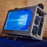 Modder monta PC mini-ITX com tela no gabinete