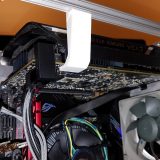 Modder monta PC mini-ITX com tela no gabinete