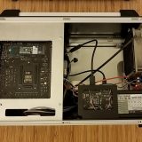 Modder monta PC mini-ITX com tela no gabinete