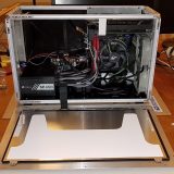 Modder monta PC mini-ITX com tela no gabinete