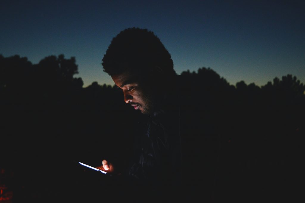 Celular sendo usado a noite