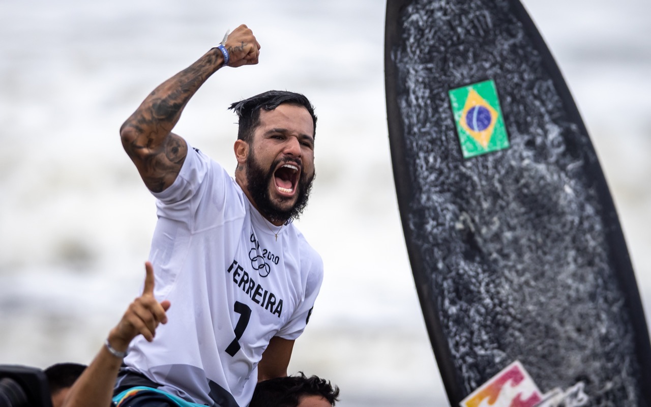 É ouro! Surfista Italo Ferreira é homenageado no Bomba Patch