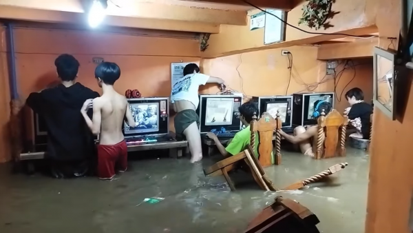 Foto de lan house alagada nas Filipinas