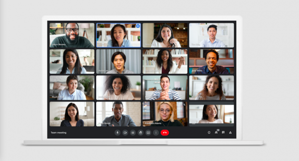 Captura de tela do Google Meet: na tela do notebook aparecem várias pessoas em uma videochamada em curso