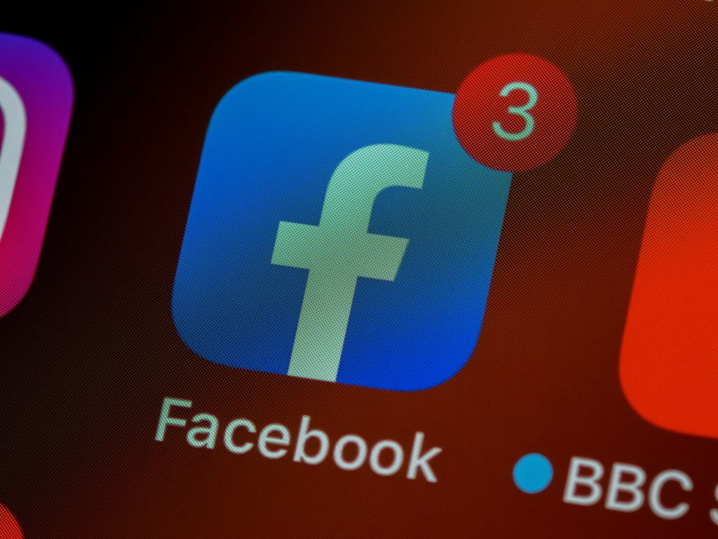 Google bane 9 apps que 'roubavam' senha do Facebook