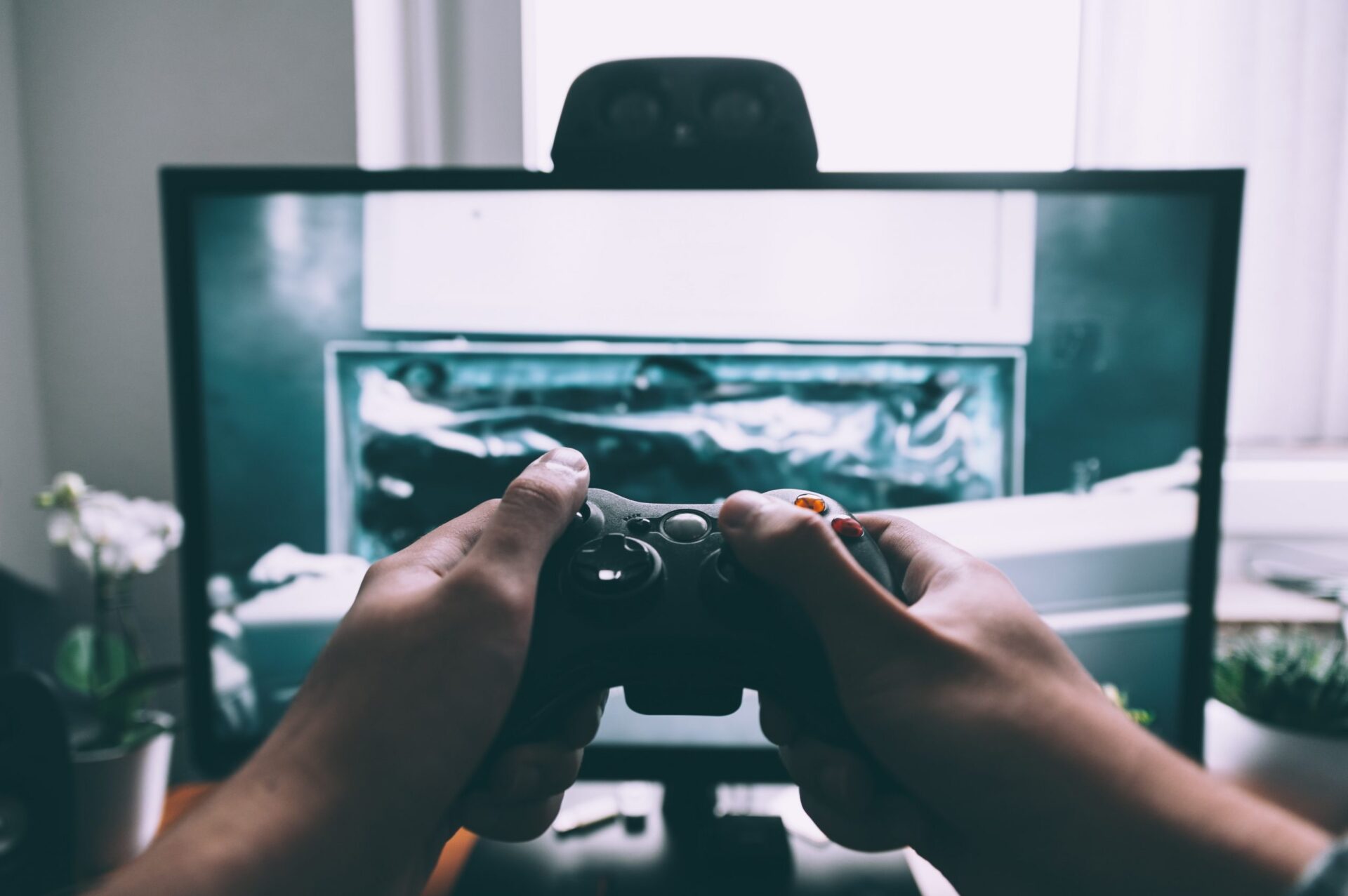 Homem automatiza seu trabalho e consegue passar o dia jogando videogame