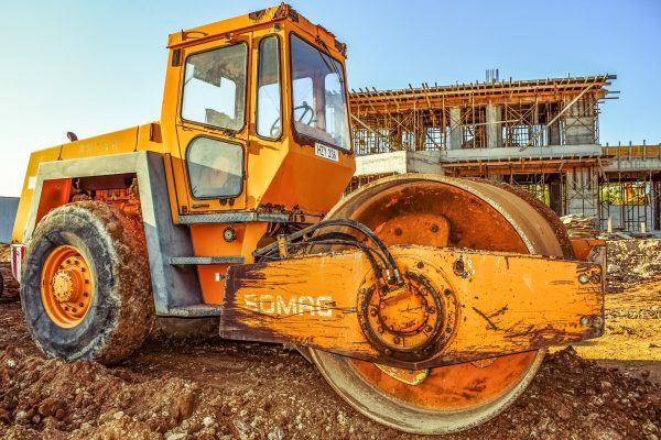 Rolo compactador destrói equipamentos de mineração