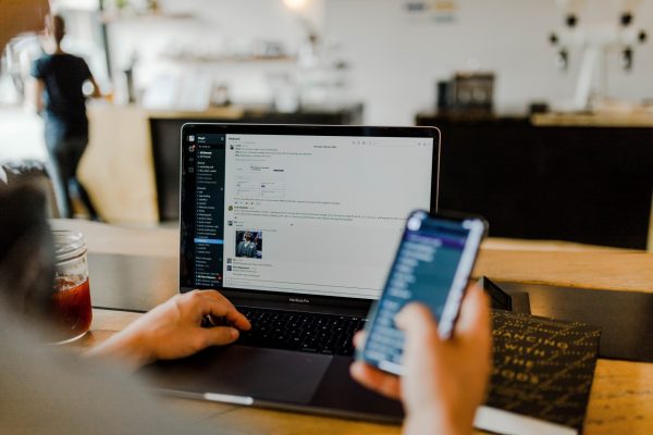 Celular e PC sendo usados ao mesmo tempo