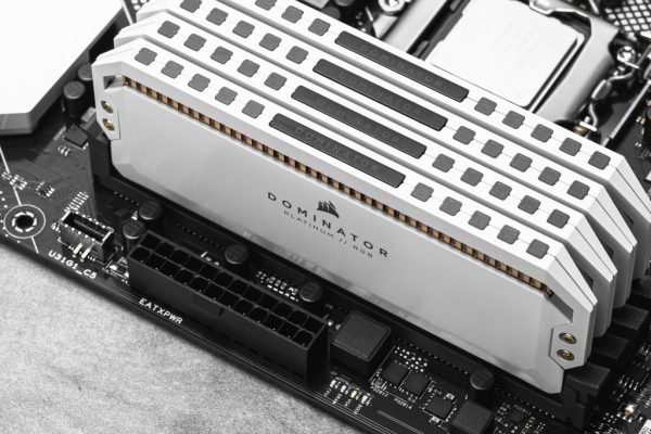 Ilustração de novos módulos de memória RAM DDR5 da Corsair