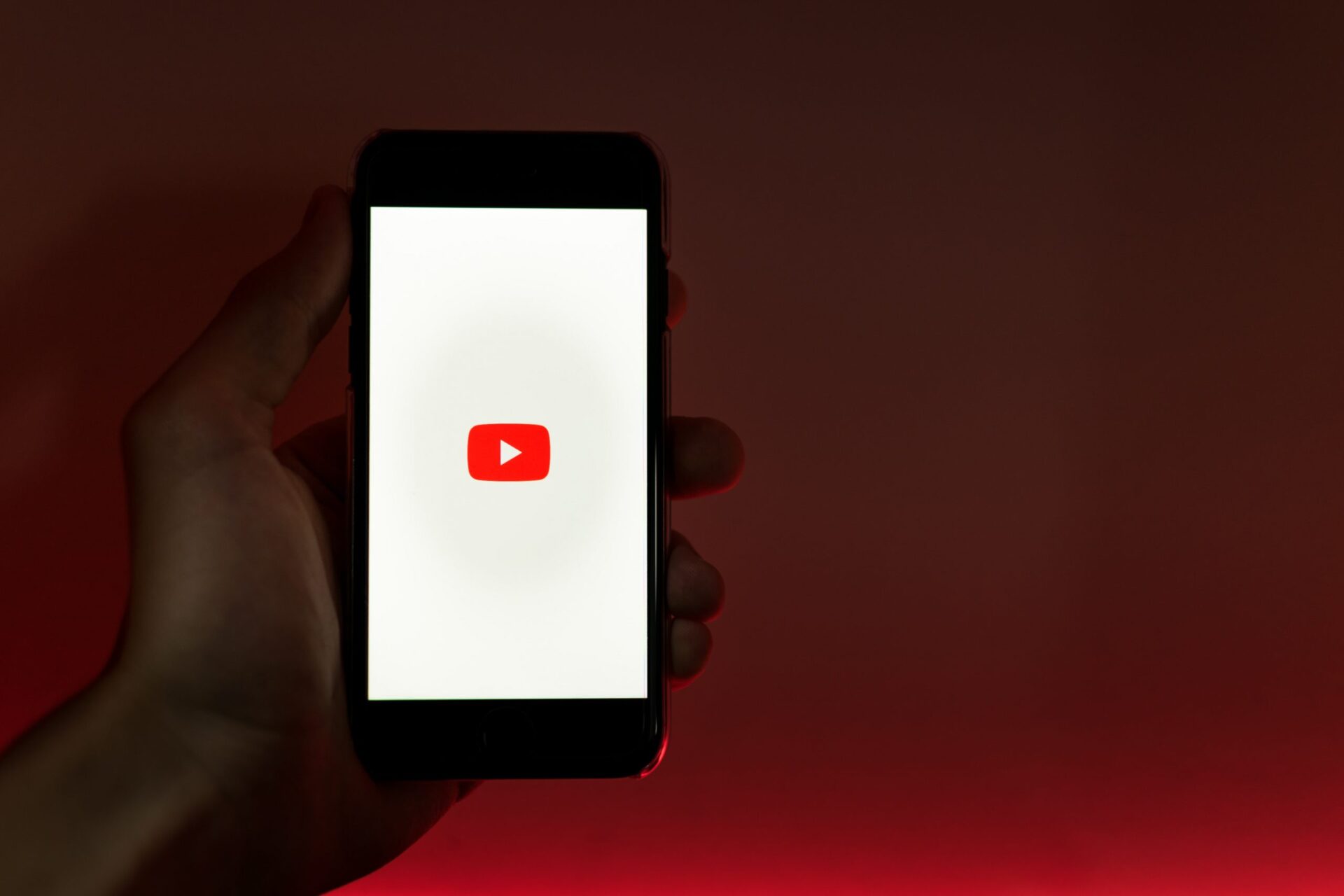 Ilustração do app YouTube aberto em smartphone