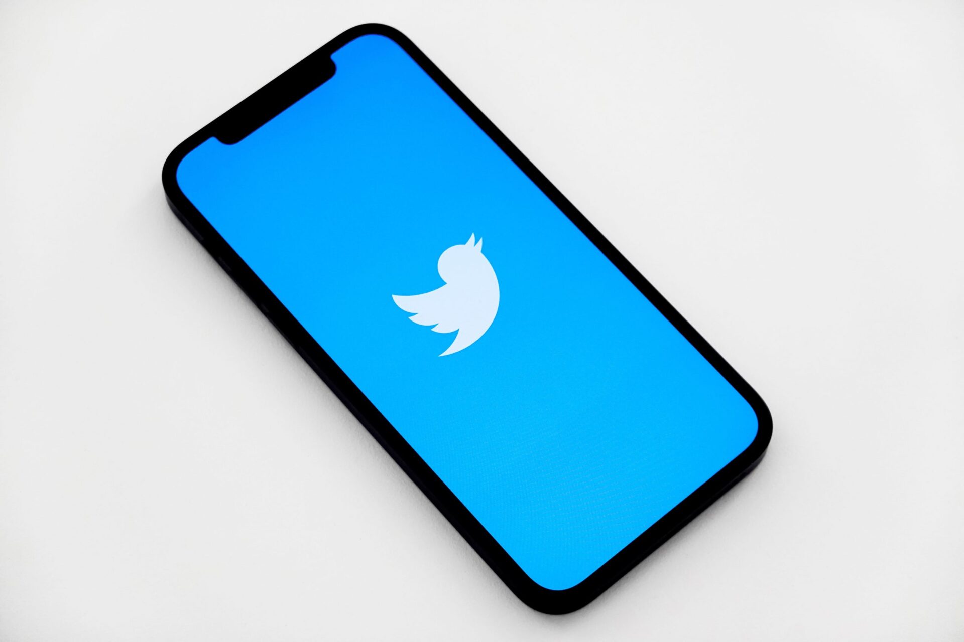 Twitter pode começar a cobrar pelo envio de muitas DMs