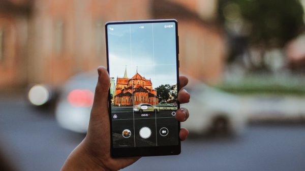 Xiaomi Mi Mix 4 aparece em leak com tela flexível e câmera 'escondida'