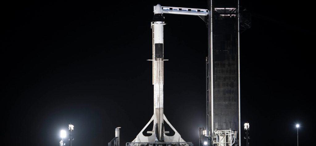 Imagem de foguete da SpaceX que levará os tripulantes da Inspiration4 para a órbita da Terra