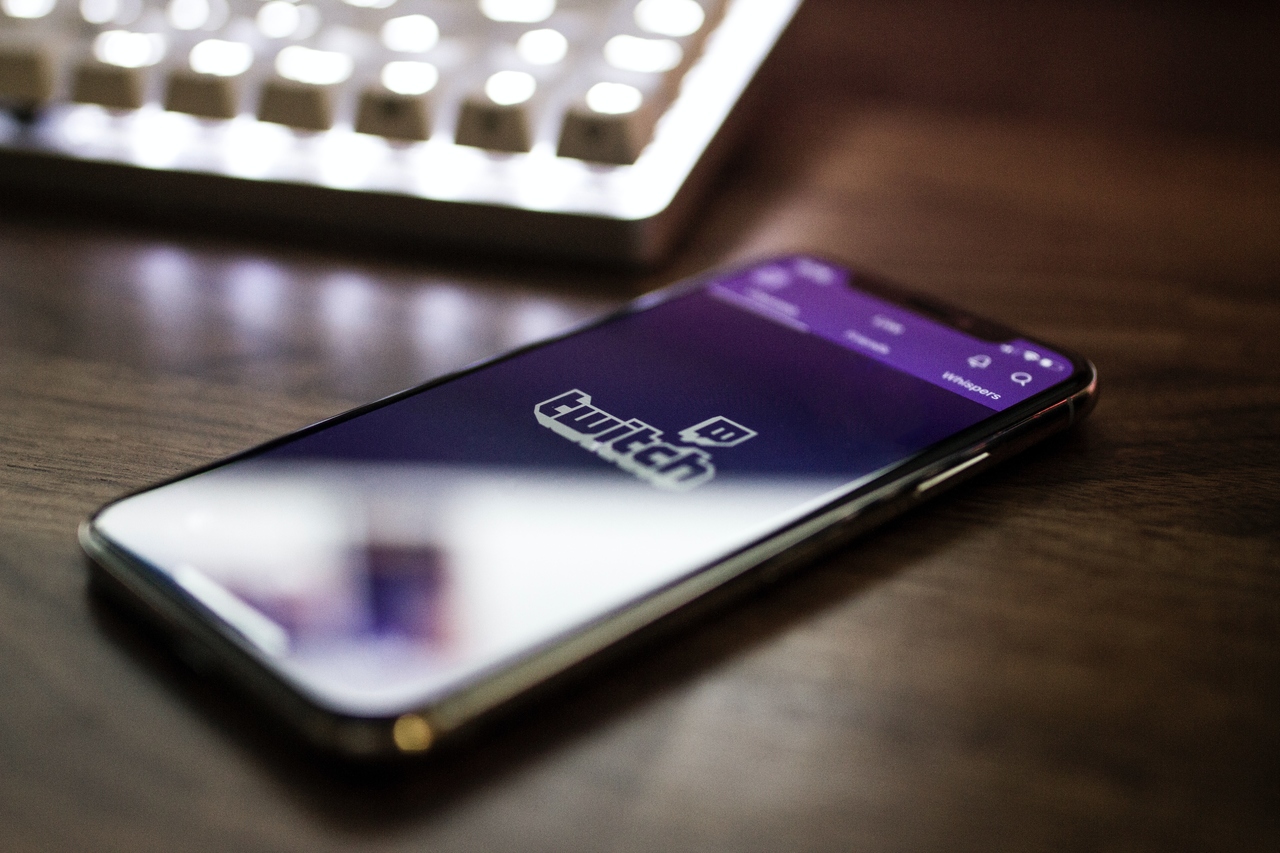 App Twitch aberto em smartphone