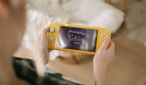 Nintendo Switch Lite chega hoje (1º) ao Brasil, por R$ 1.899