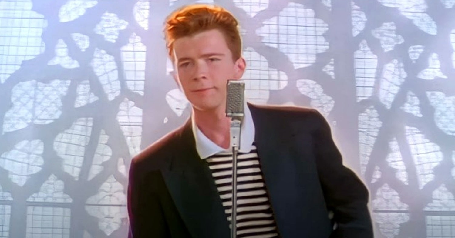 Adolescente invade sistema de distrito escolar e reproduz clipe de Rick Astley em projetores