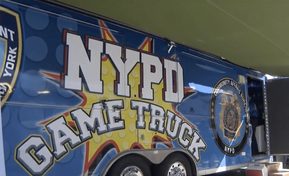 Polícia de Nova York cria o “Game Truck” para se aproximar das crianças