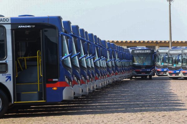 Frota de ônibus de São Paulo para ilustrar o esforço para a transição para veículos elétricos