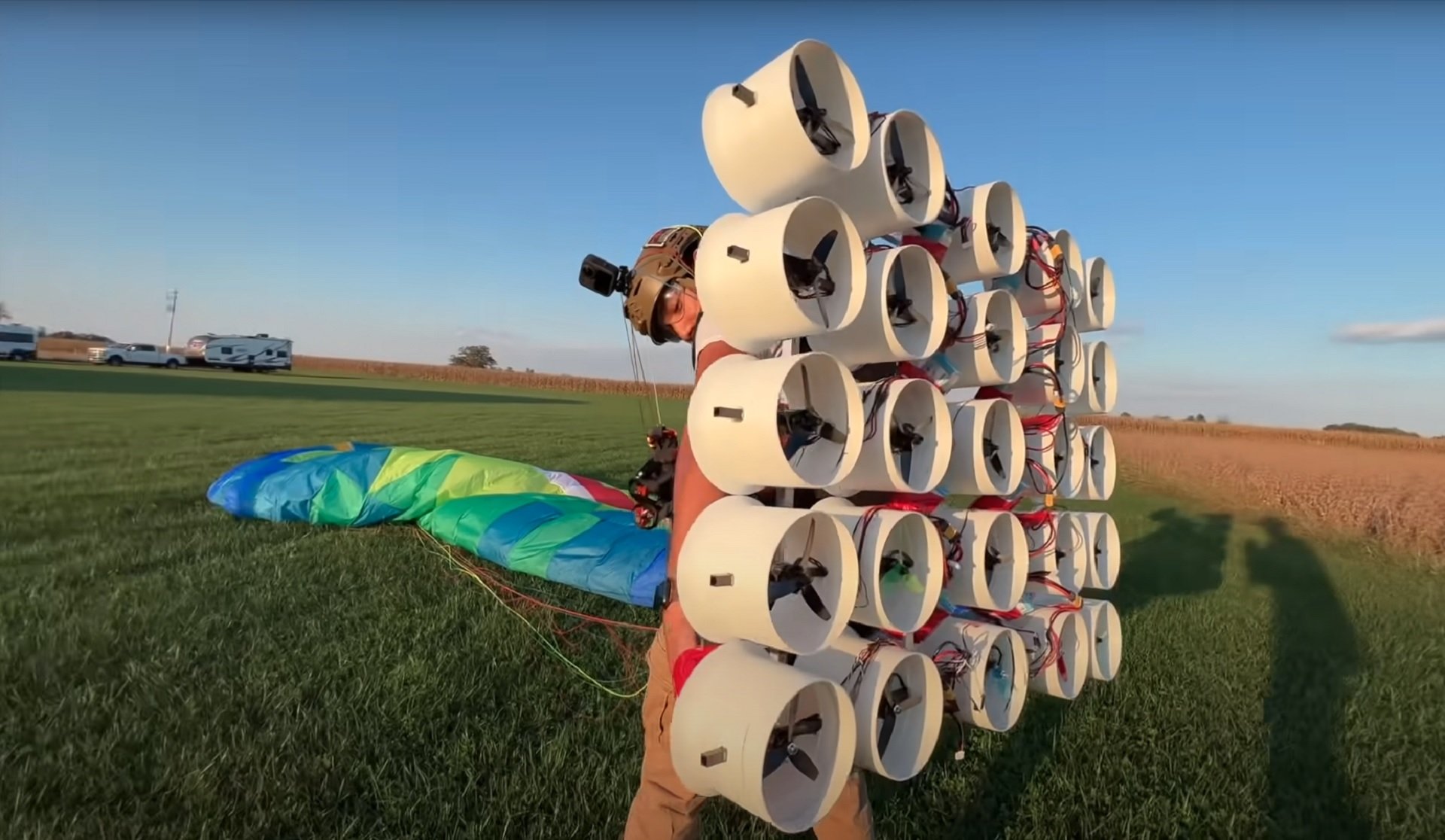 Paramotor construído com 50 motores de drone