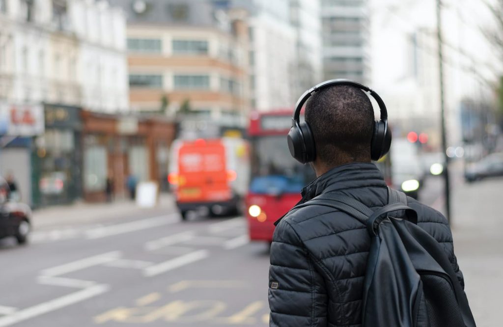 Pedaços de sucesso: como canais de cortes amplificam os podcasts no Brasil