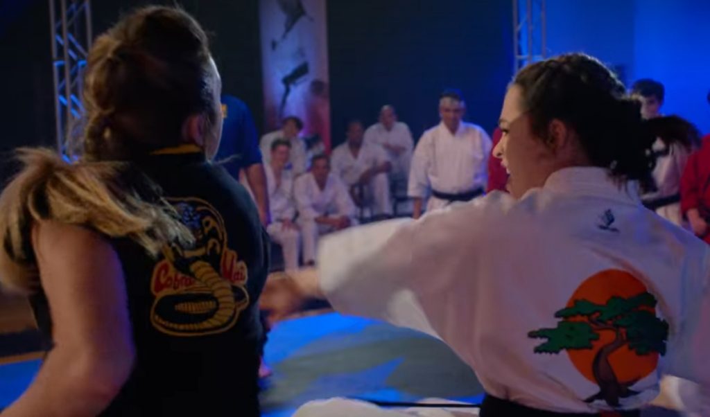 Luta sendo decidida por morte súbita - Cobra Kai