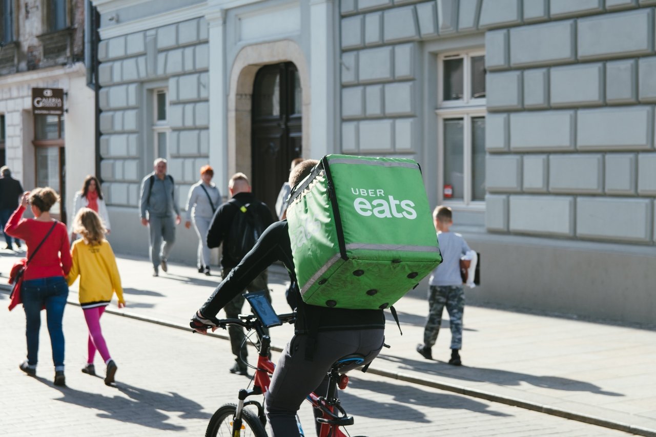 Adeus, refeições! Uber Eats vai encerrar delivery de restaurantes no Brasil