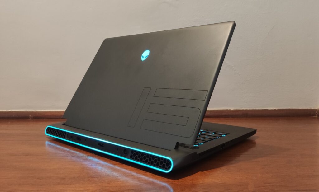 Alienware M15 R6 - acabamento