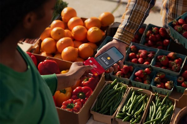 Cartão sendo usado com recurso Tap to Pay