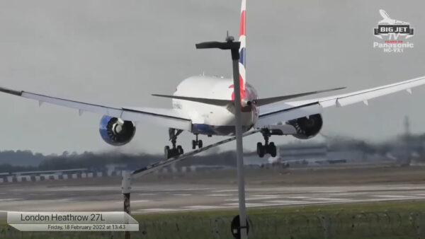 Aviões pousando em meio à tempestade Eunice