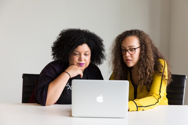 Curso gratuito para mulheres em tecnologia com inscrições abertas