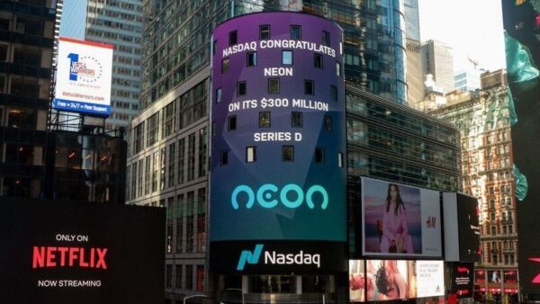 A fintech Neon, que se tornou um novo unicórnio, na fachada da Nasdaq