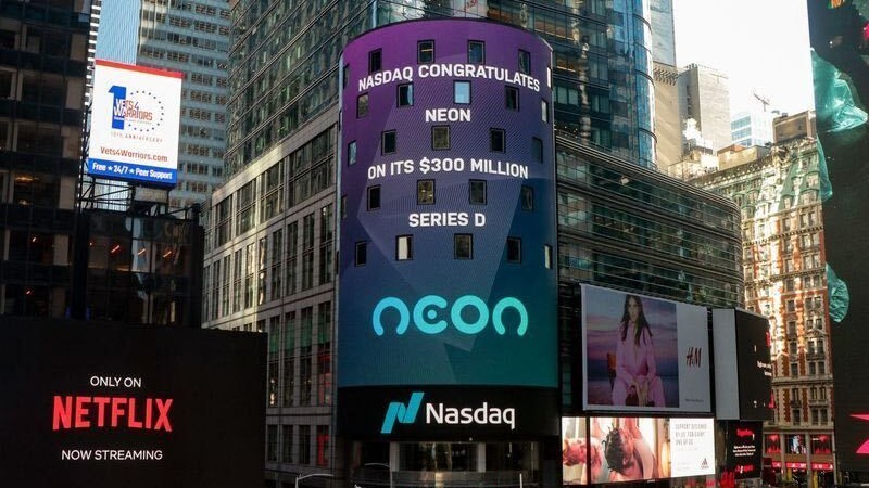 A fintech Neon, que se tornou um novo unicórnio, na fachada da Nasdaq