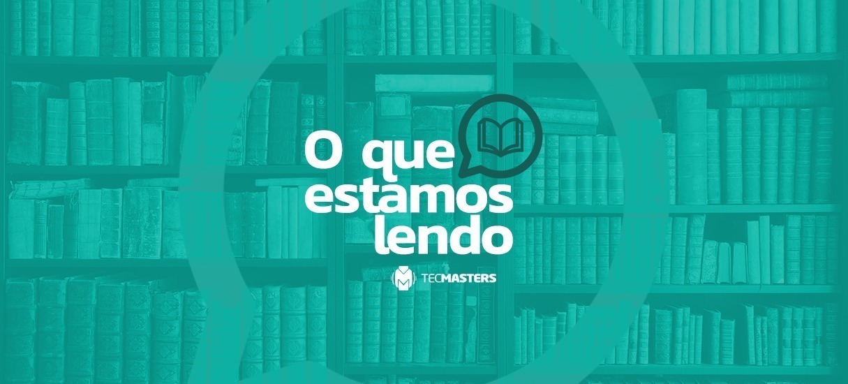 No fundo da imagem está uma estante cheia de livros; à frente pode-ser ler o texto O que estamos lendo