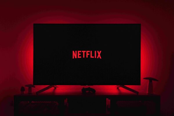 Logo Netflix, dona da série Arcane, em televisão