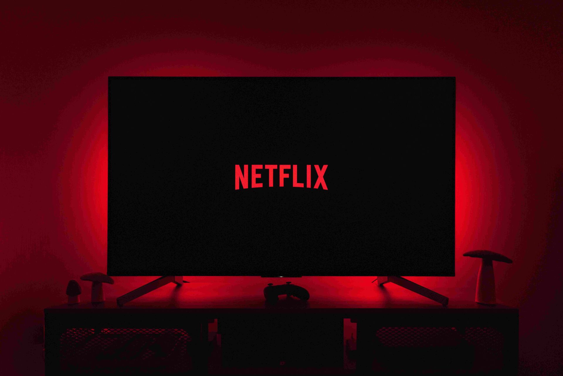 Logo Netflix, dona da série Arcane, em televisão