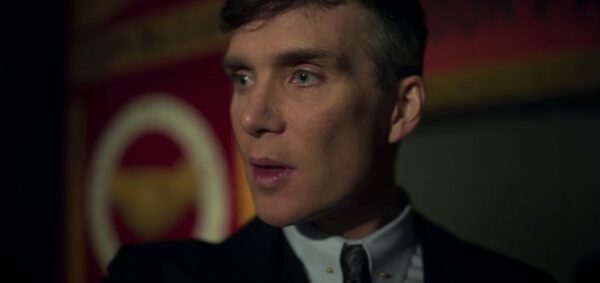 Cillian Murphy de perfil, no papel de Tommy Shelby, da série Peaky Blinders