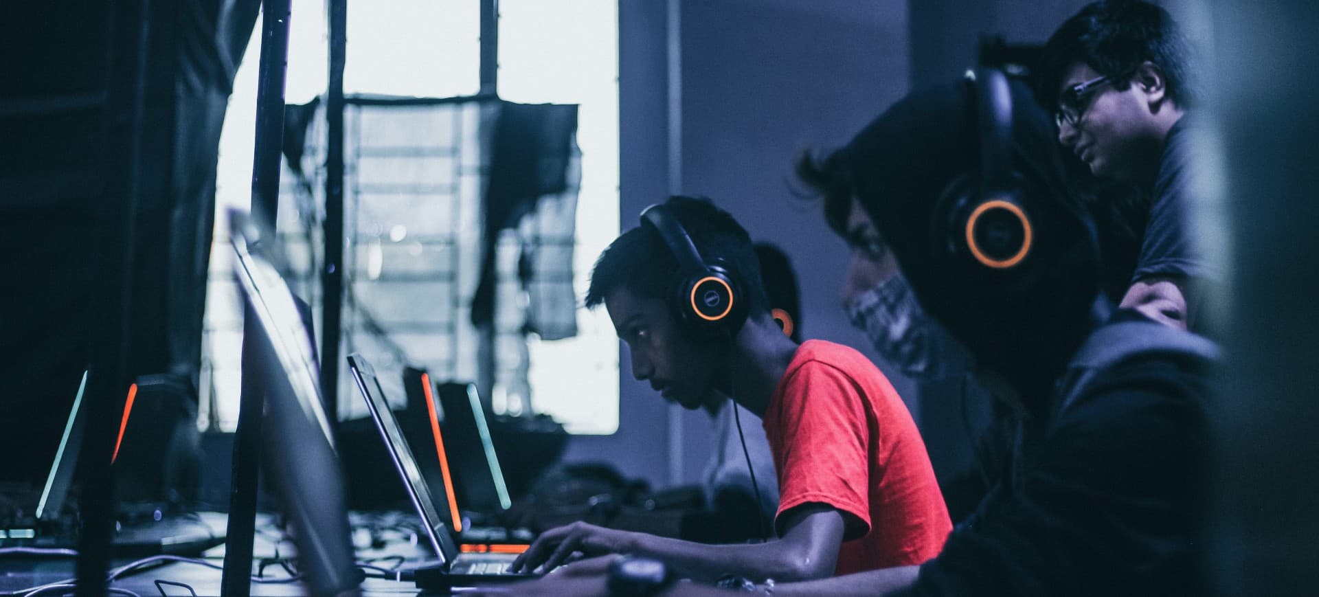 Jovens jogadores jogando em um computador