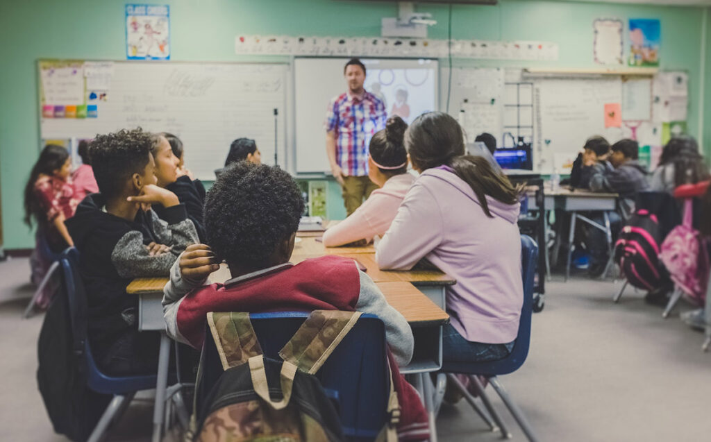 Ensino de IA aplicado a humanos: como essa lógica pode impactar os desafios na educação?