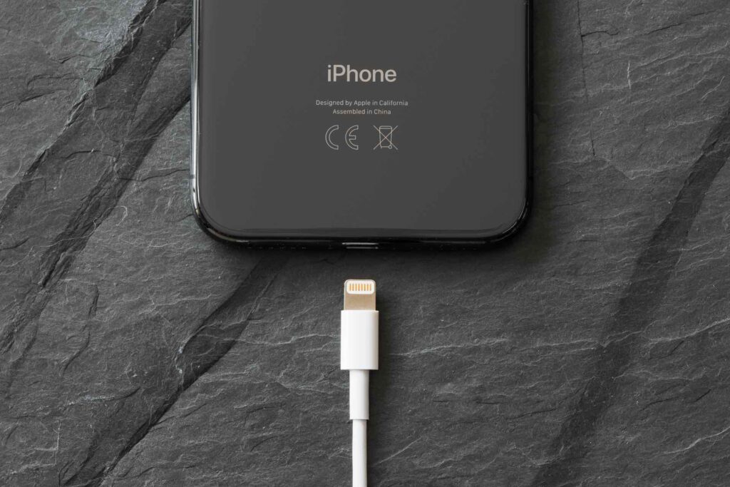 iPhone com cabo Lightning para carregamento