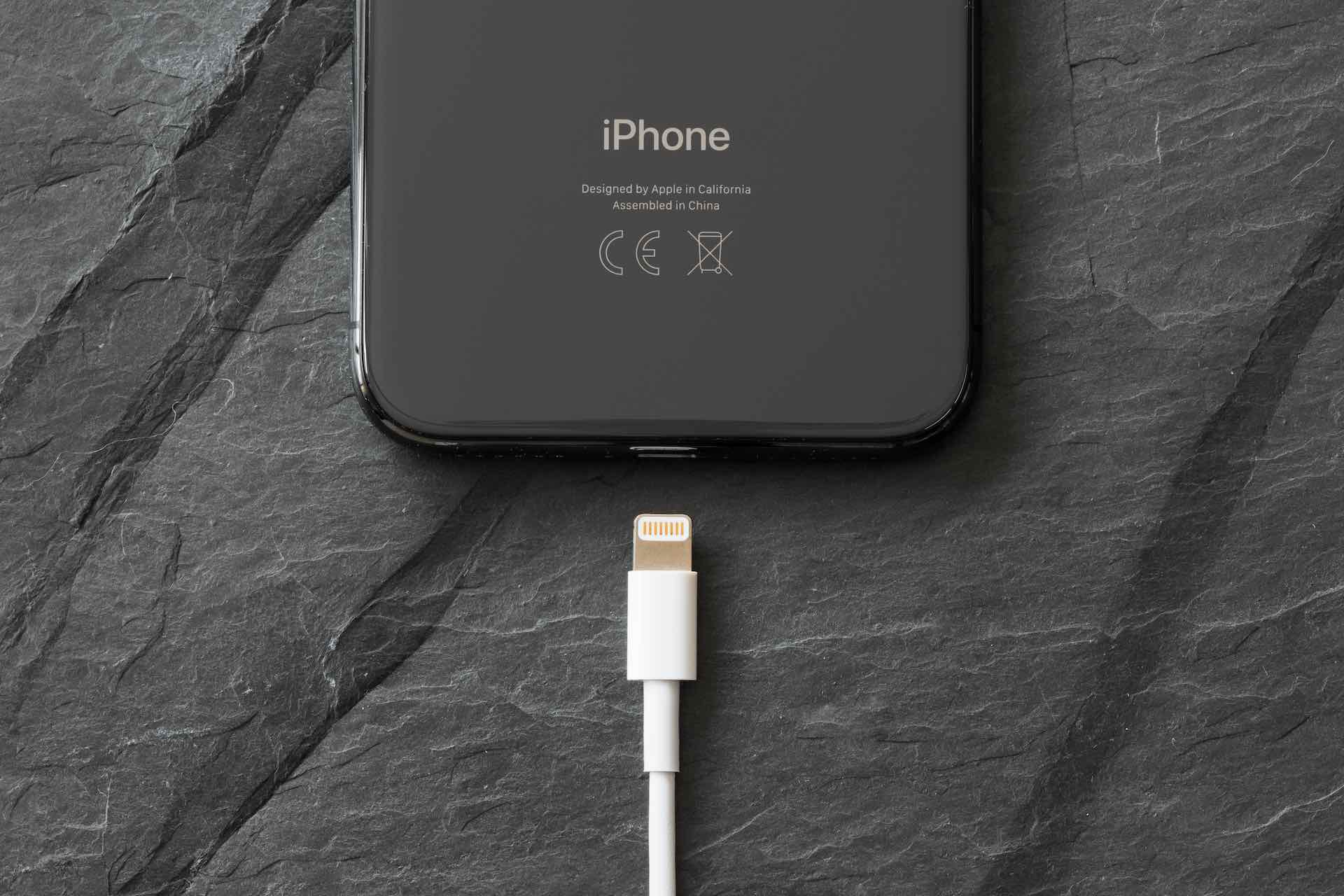 iPhone com cabo Lightning para carregamento