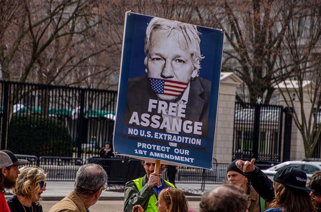 Governo britânico aprova extradição de Assange aos Estados Unidos