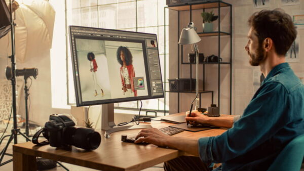 Homem fazendo edição de imagens no PC