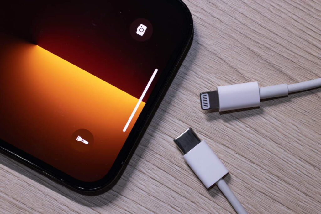 Mudança para o USB-C deve ocorrer apenas no iPhone 15, sugere rumor