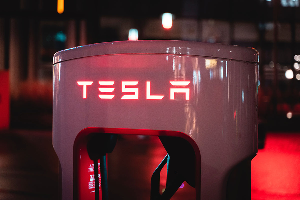 Grupo de consumidores processa Tesla por violação à privacidade e propaganda enganosa