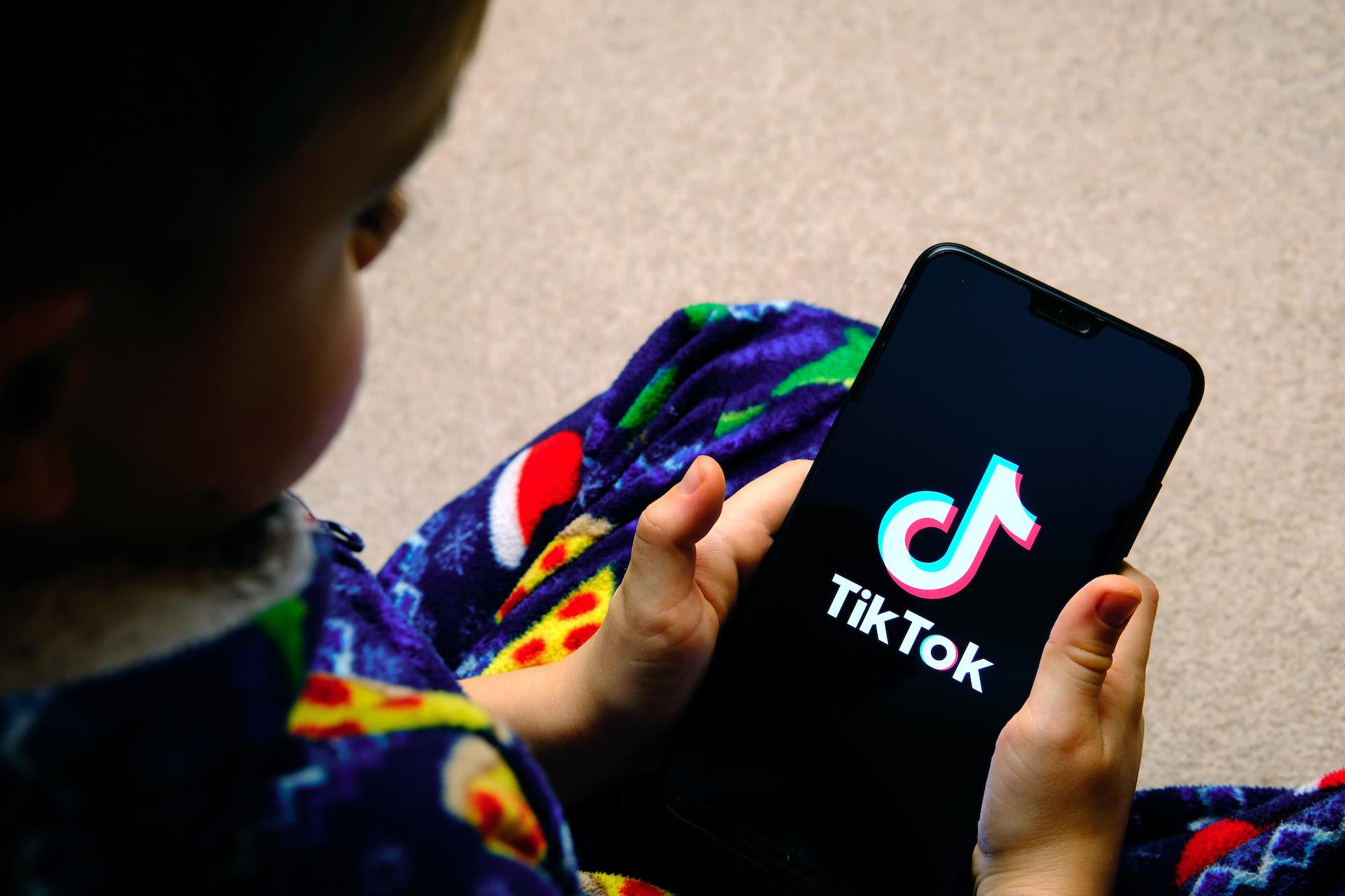 TikTok é multado em US$ 367 milhões acusado de expor crianças na plataforma