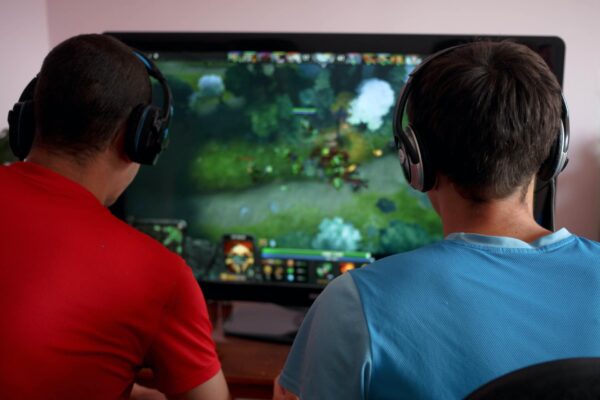 adolescentes amigos jogando videogame